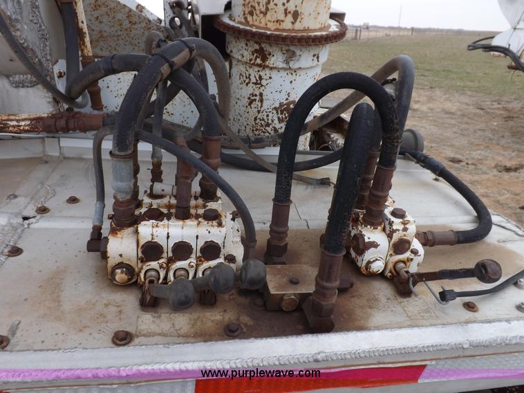 image for item I9076 1995 Warren feed trailer