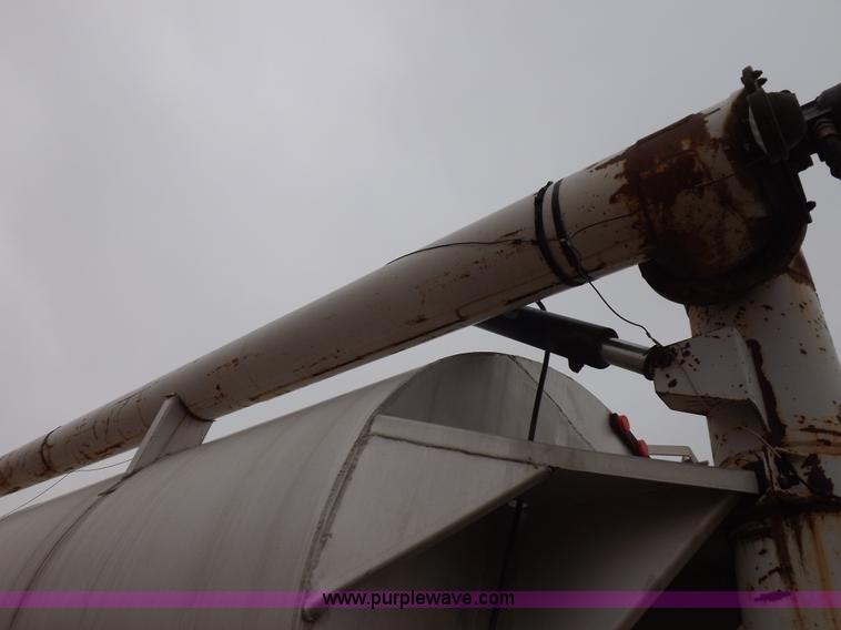 image for item I9076 1995 Warren feed trailer