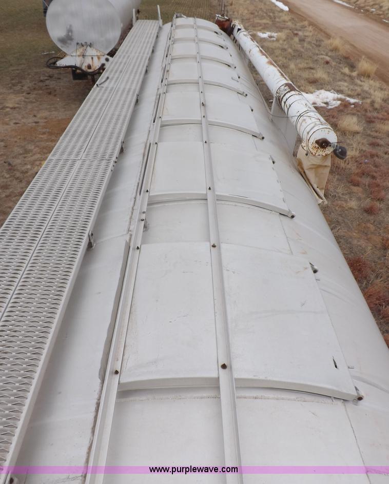 image for item I9076 1995 Warren feed trailer