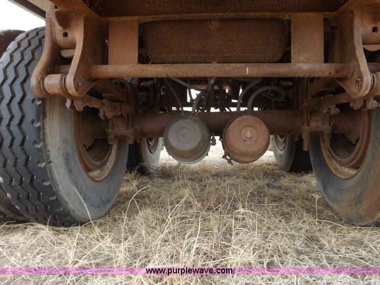 image for item I9076 1995 Warren feed trailer