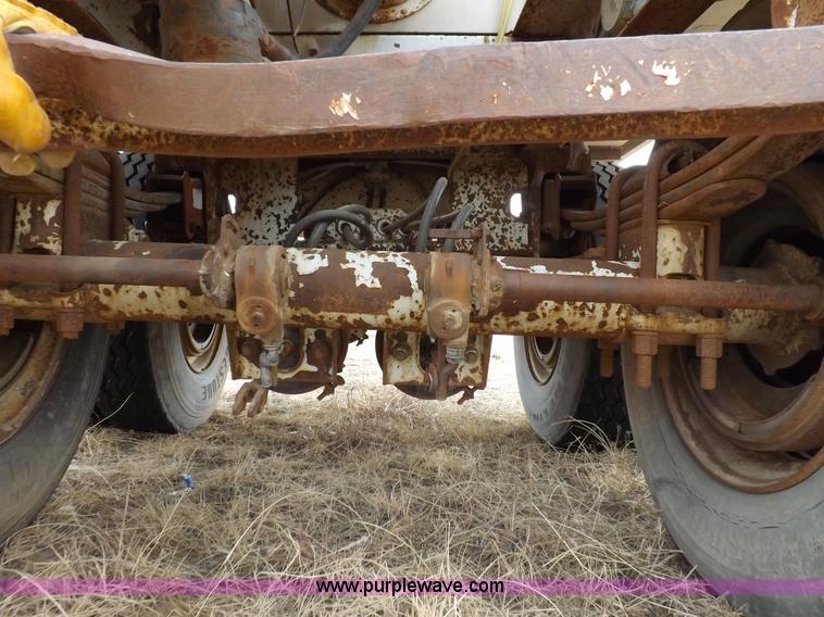 image for item I9076 1995 Warren feed trailer