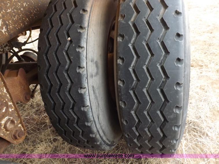 image for item I9076 1995 Warren feed trailer