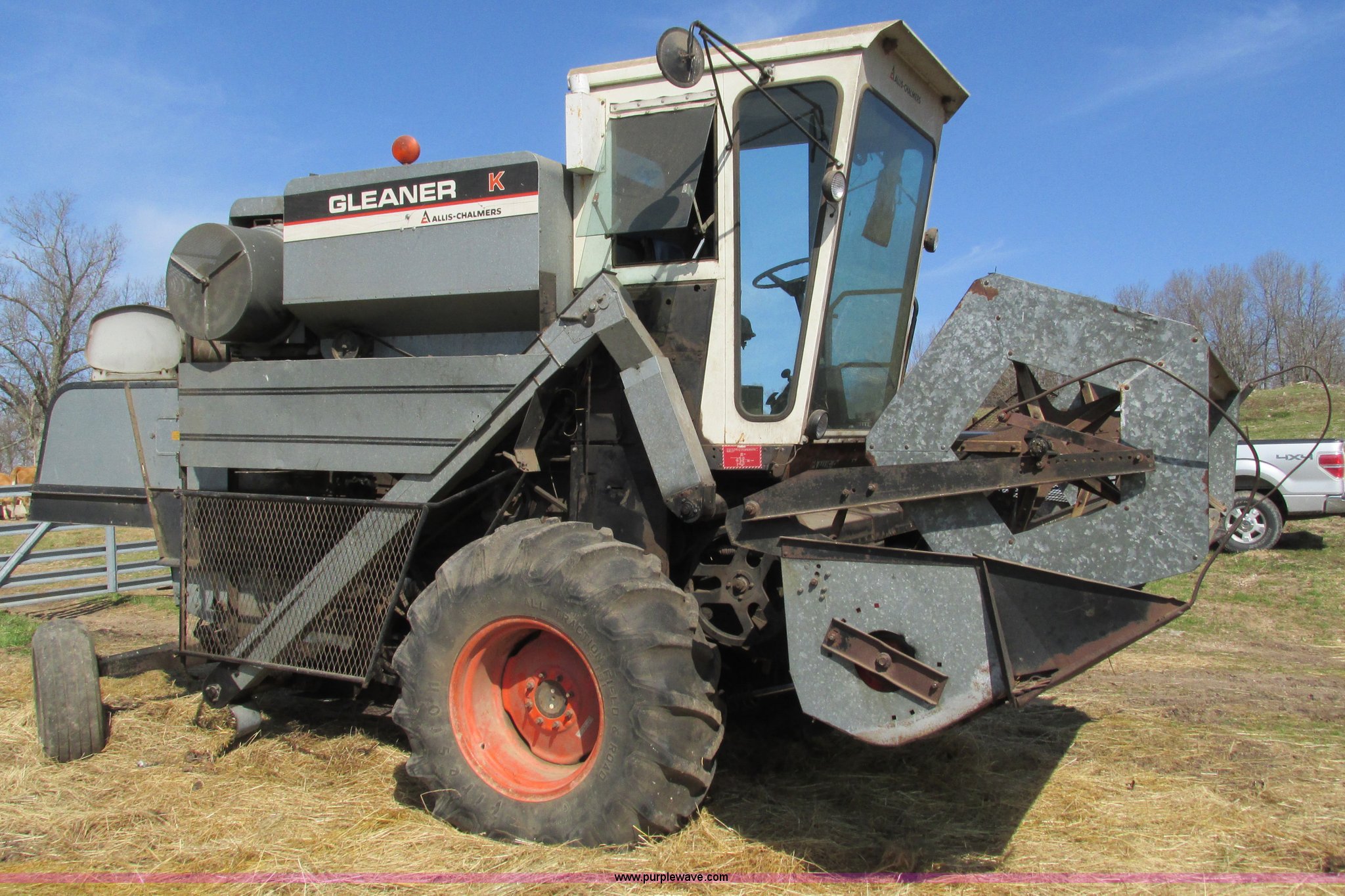 1976 Allis Chalmers Gleaner K combine in West Plains, MO Item G9323