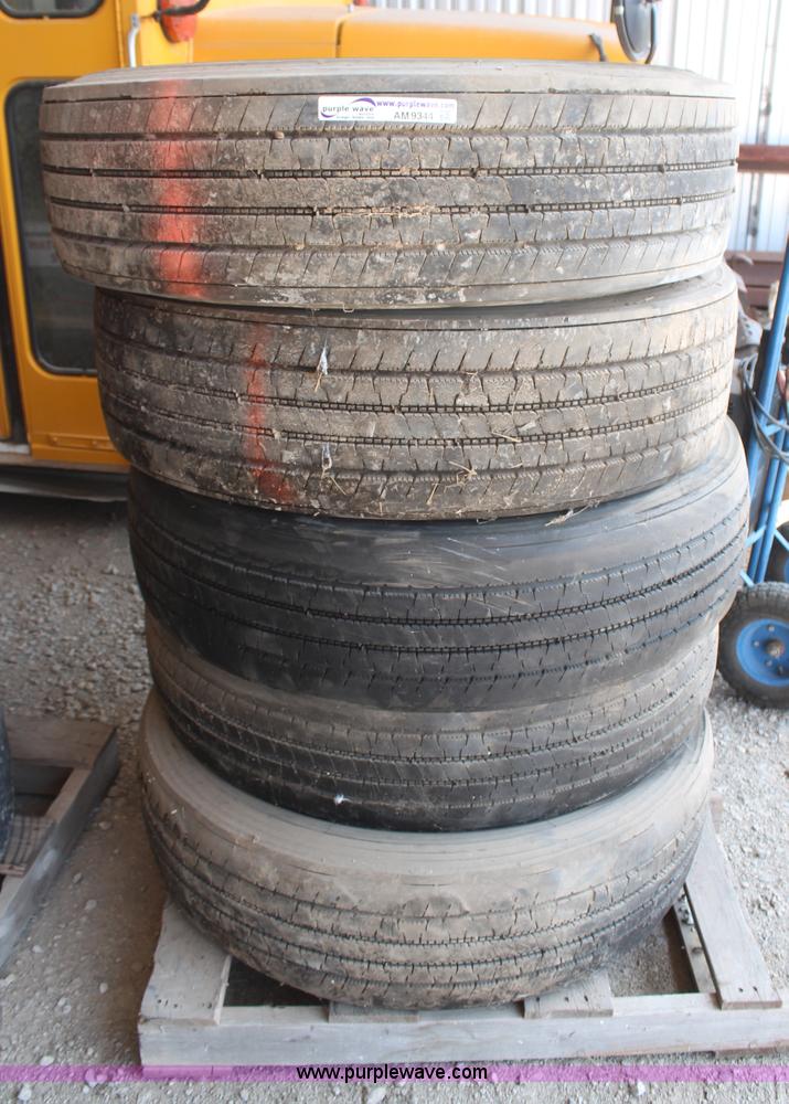 image for item AM9344 (5) Firestone FS400 315/80R22.5 tires