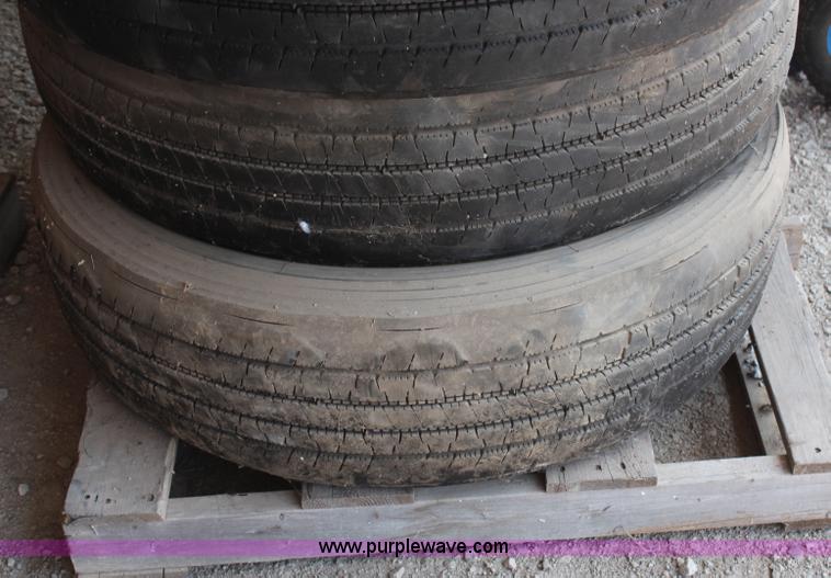 image for item AM9344 (5) Firestone FS400 315/80R22.5 tires