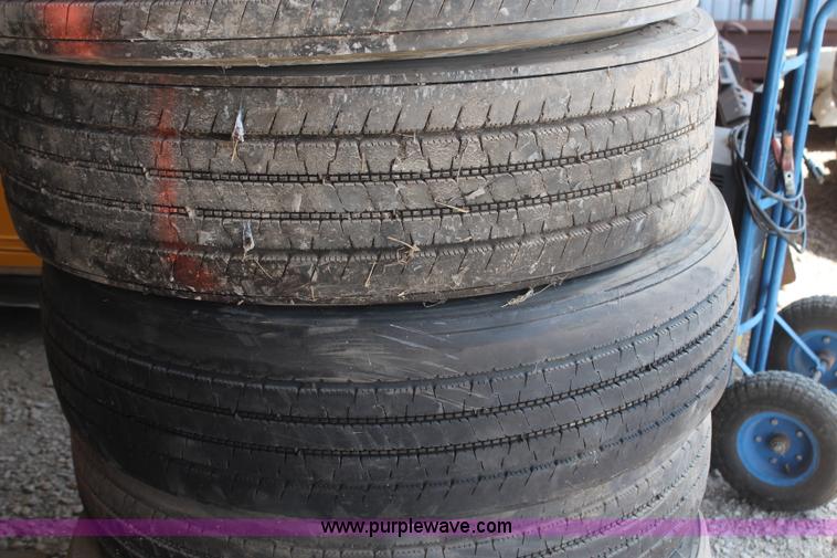 image for item AM9344 (5) Firestone FS400 315/80R22.5 tires