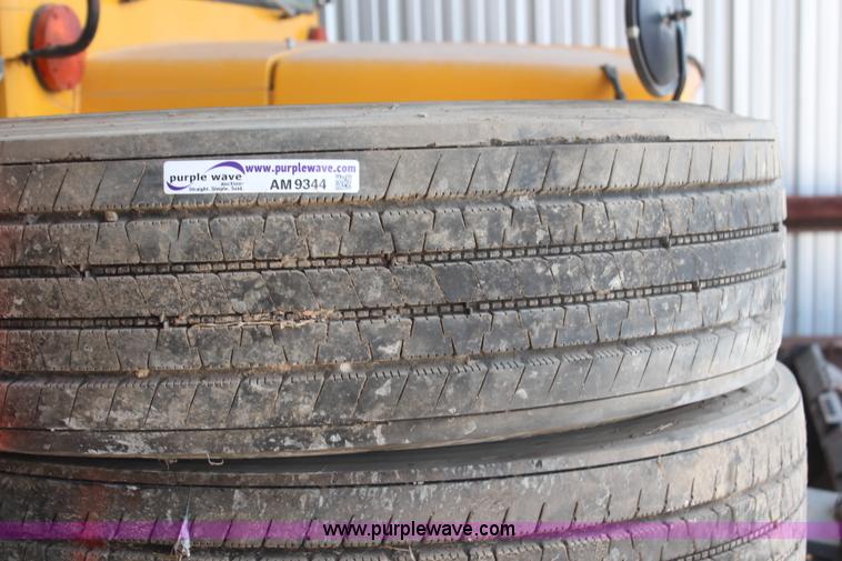 image for item AM9344 (5) Firestone FS400 315/80R22.5 tires