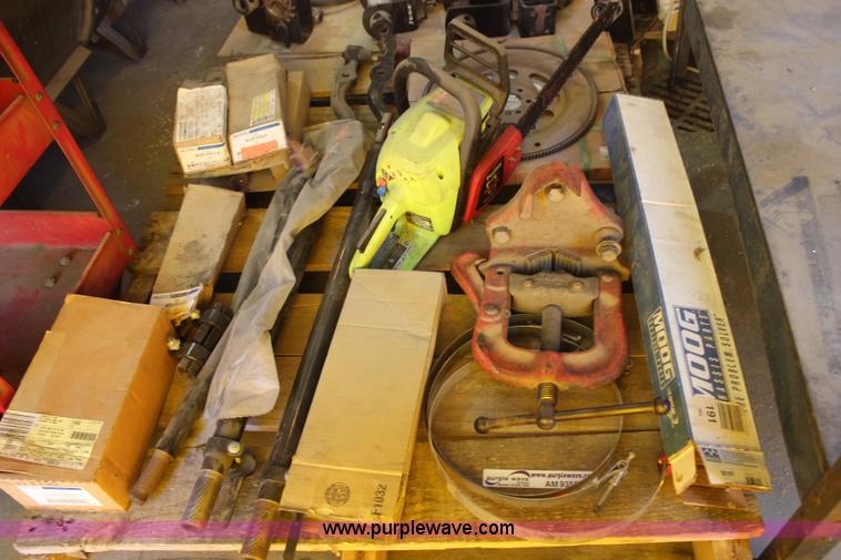 Assorted parts in Topeka, KS Item AM9358 sold Purple Wave