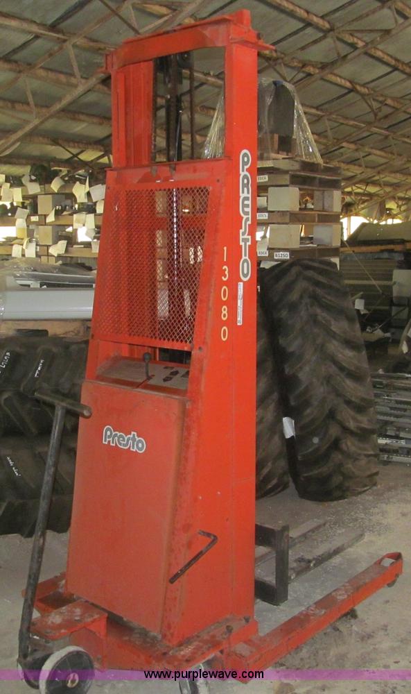 image for item AQ9863 Presto manual push electric lift