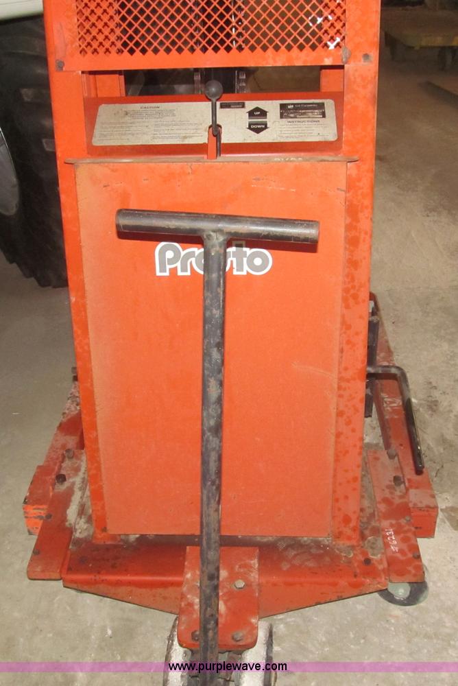 image for item AQ9863 Presto manual push electric lift