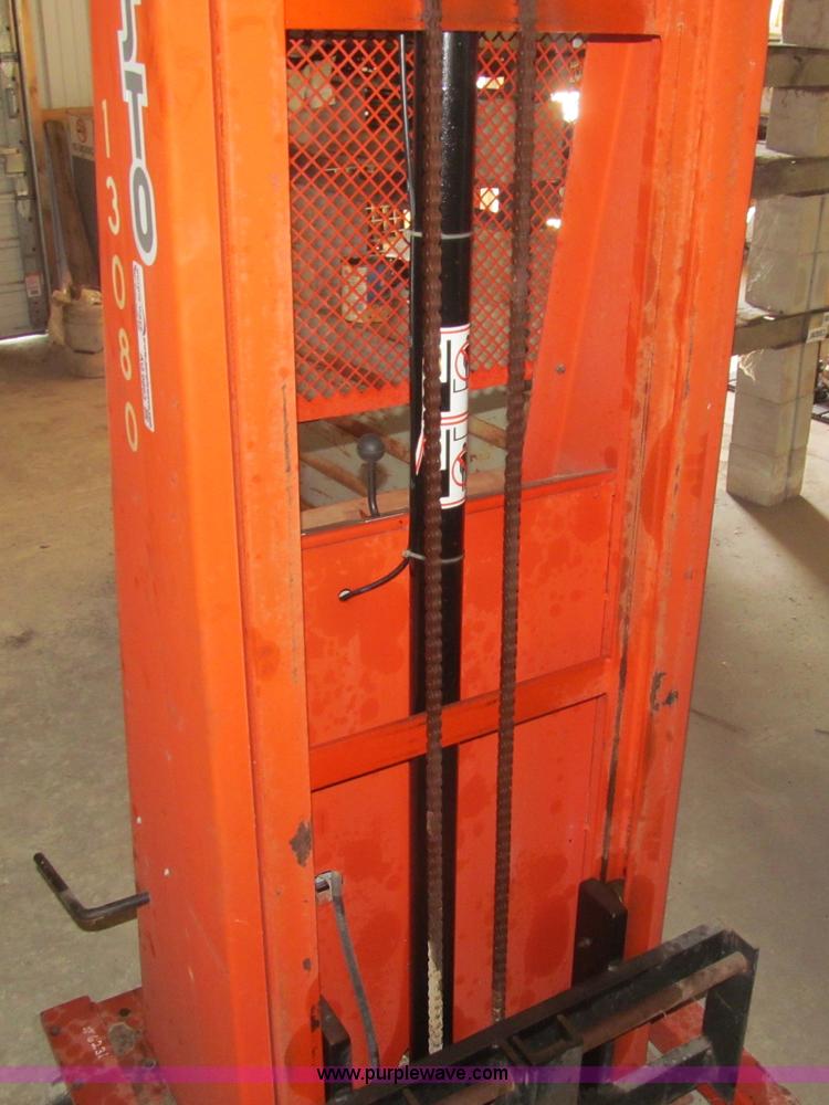 image for item AQ9863 Presto manual push electric lift