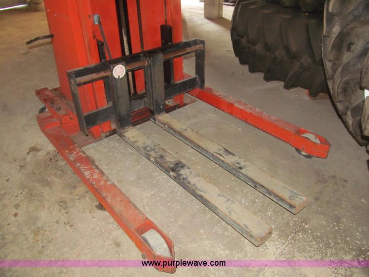 image for item AQ9863 Presto manual push electric lift