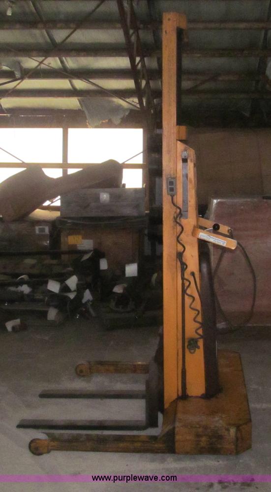 image for item AQ9864 Big Joe manual push electric lift