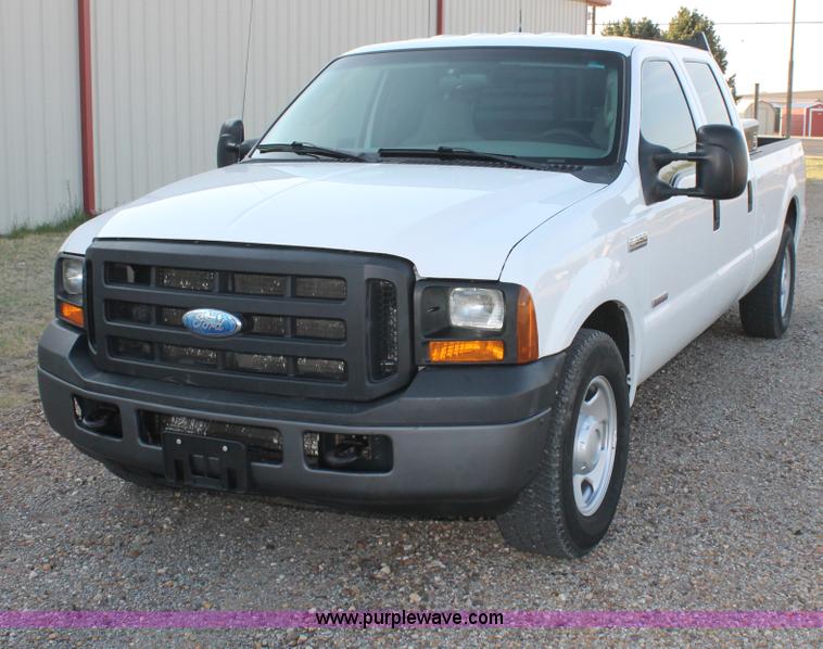 image for item C3828 2006 Ford F350 Super Duty Crew Cab pickup truck