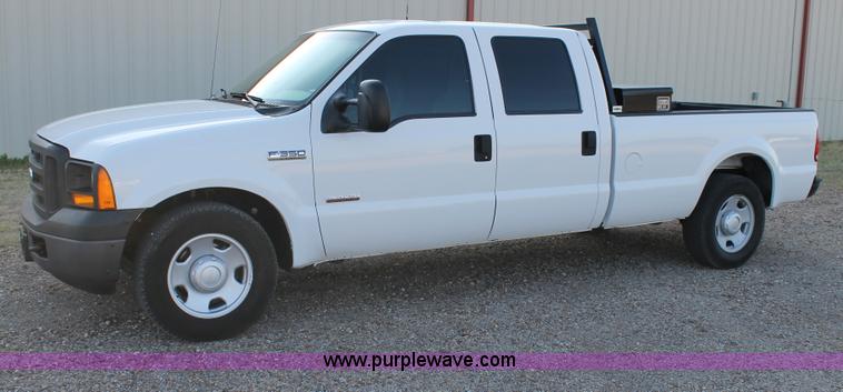 image for item C3828 2006 Ford F350 Super Duty Crew Cab pickup truck