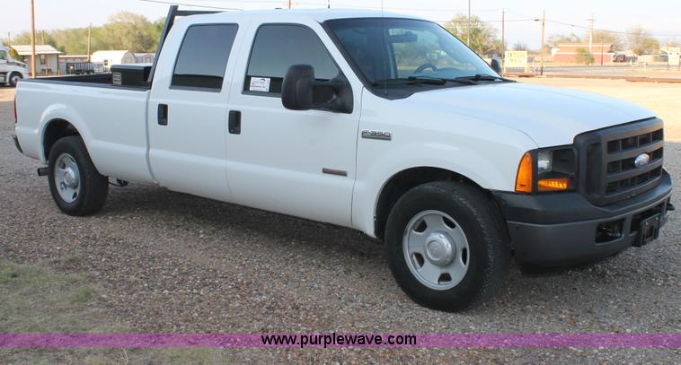 image for item C3828 2006 Ford F350 Super Duty Crew Cab pickup truck