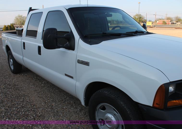 image for item C3828 2006 Ford F350 Super Duty Crew Cab pickup truck