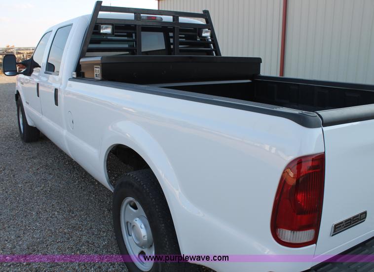 image for item C3828 2006 Ford F350 Super Duty Crew Cab pickup truck