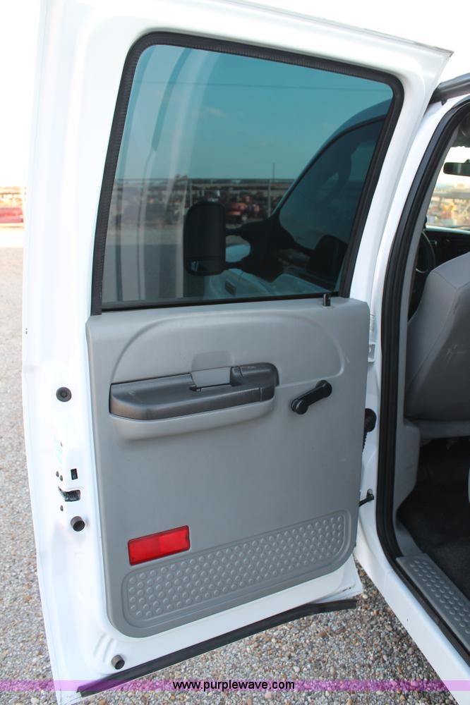 image for item C3828 2006 Ford F350 Super Duty Crew Cab pickup truck