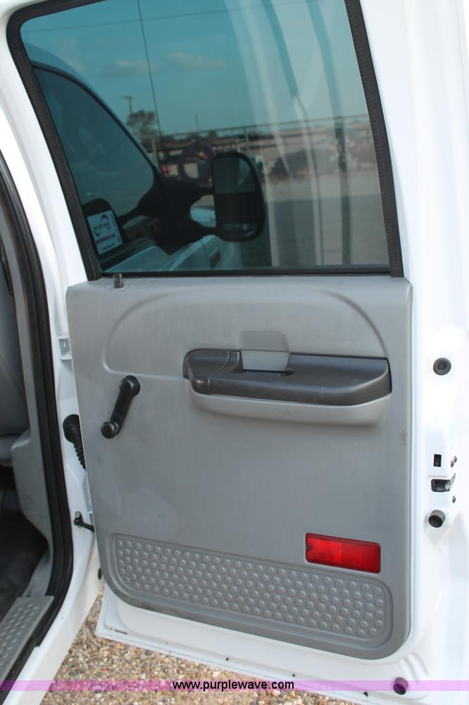 image for item C3828 2006 Ford F350 Super Duty Crew Cab pickup truck