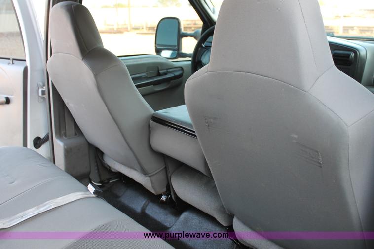 image for item C3828 2006 Ford F350 Super Duty Crew Cab pickup truck