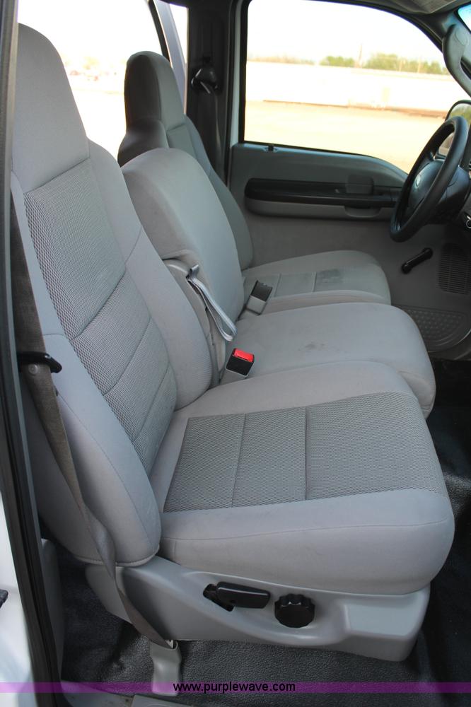 image for item C3828 2006 Ford F350 Super Duty Crew Cab pickup truck