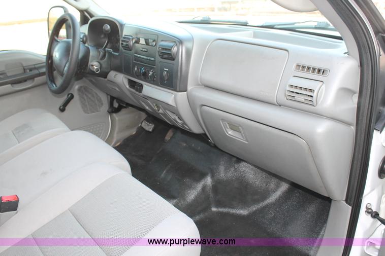 image for item C3828 2006 Ford F350 Super Duty Crew Cab pickup truck