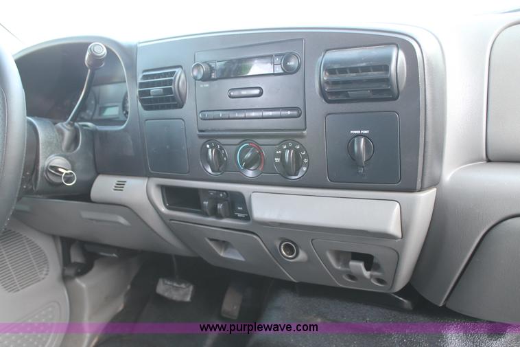 image for item C3828 2006 Ford F350 Super Duty Crew Cab pickup truck