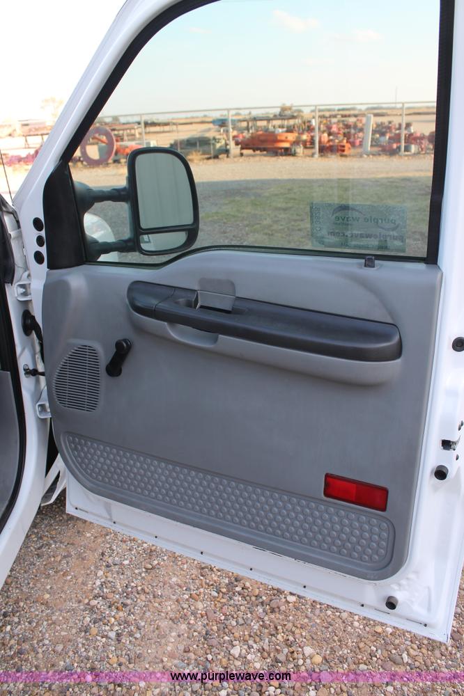 image for item C3828 2006 Ford F350 Super Duty Crew Cab pickup truck