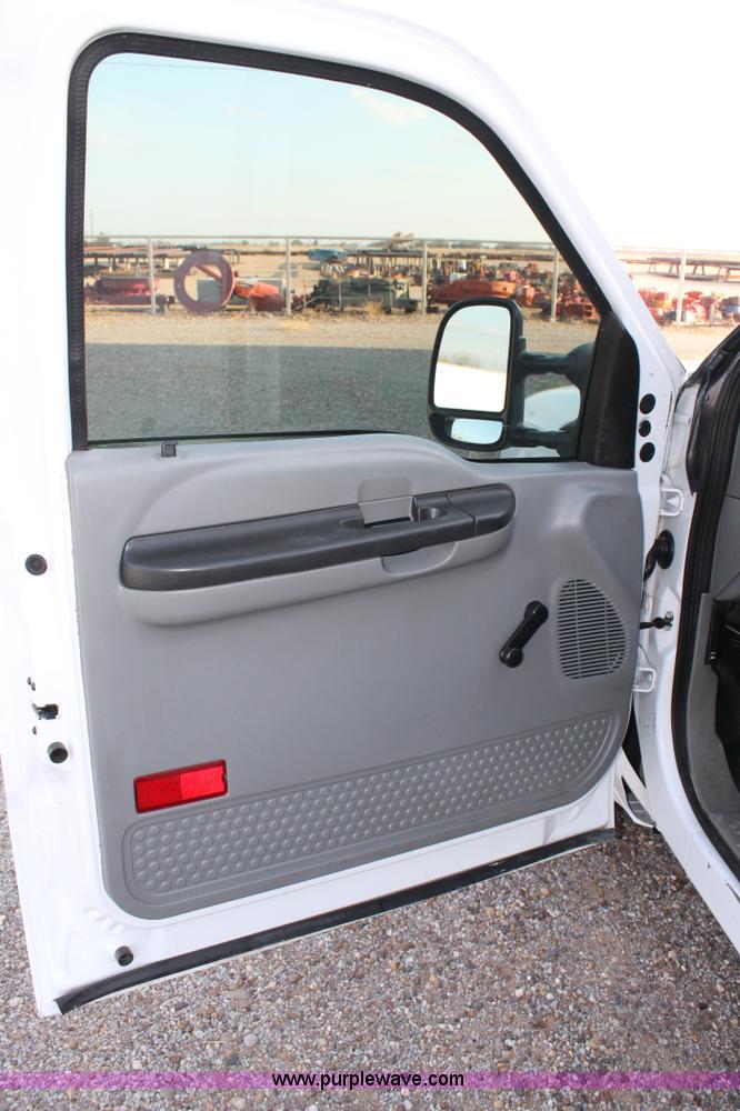 image for item C3828 2006 Ford F350 Super Duty Crew Cab pickup truck