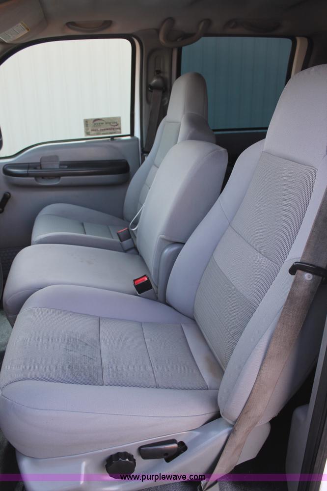 image for item C3828 2006 Ford F350 Super Duty Crew Cab pickup truck