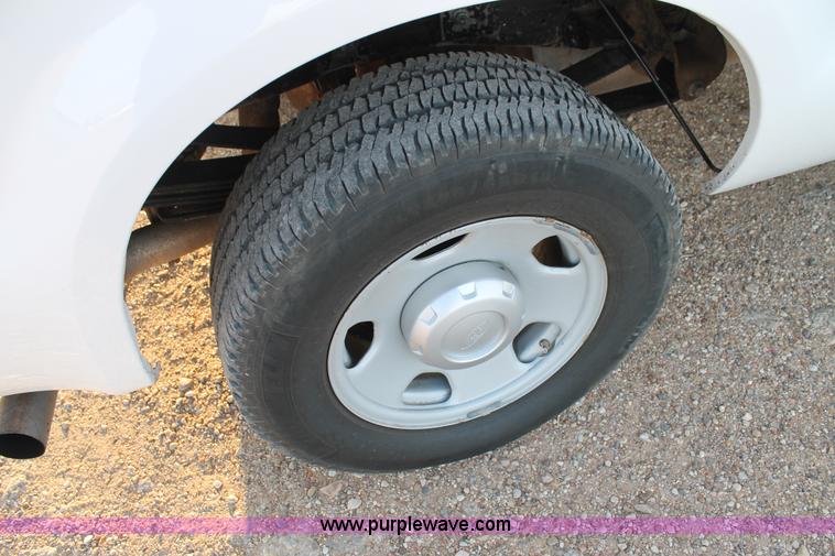 image for item C3828 2006 Ford F350 Super Duty Crew Cab pickup truck