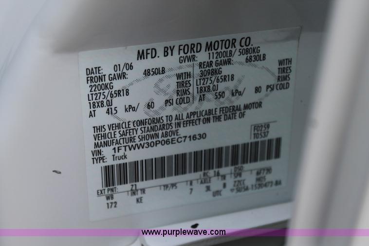 image for item C3828 2006 Ford F350 Super Duty Crew Cab pickup truck