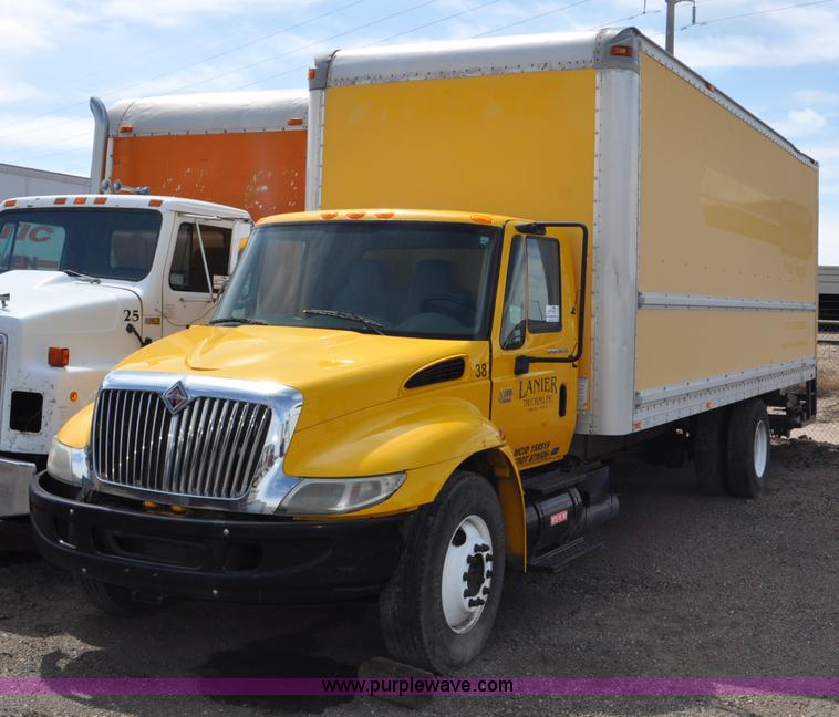 image for item G6459 2004 International DuraStar 4300 box truck