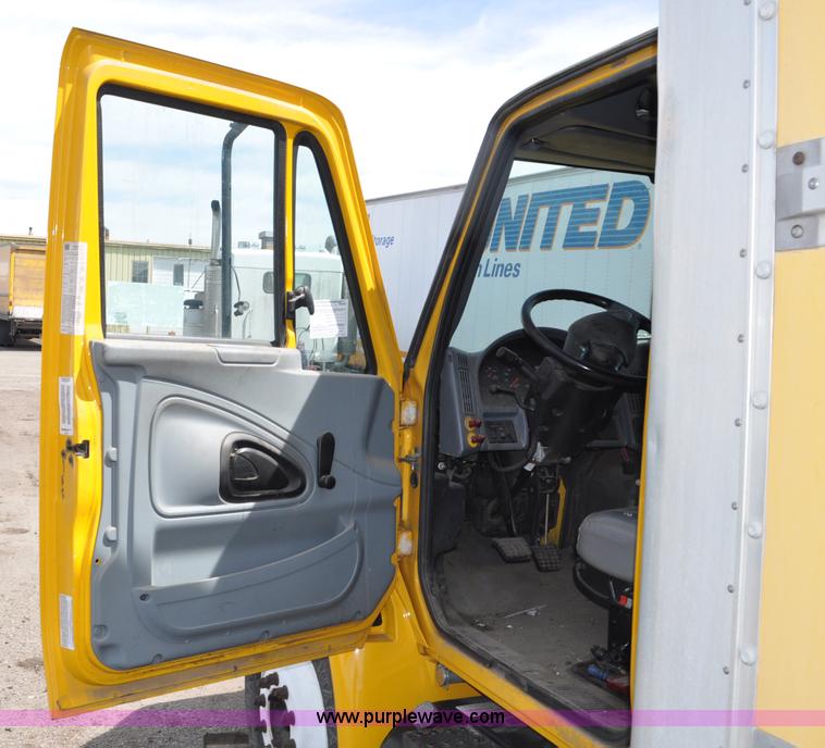 image for item G6459 2004 International DuraStar 4300 box truck