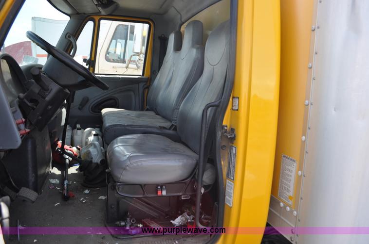 image for item G6459 2004 International DuraStar 4300 box truck