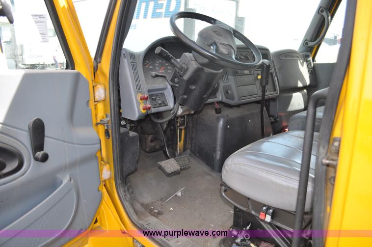 image for item G6459 2004 International DuraStar 4300 box truck