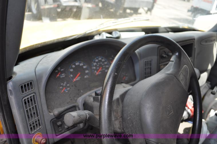 image for item G6459 2004 International DuraStar 4300 box truck