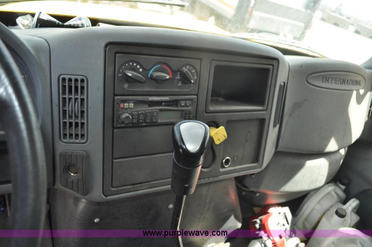 image for item G6459 2004 International DuraStar 4300 box truck