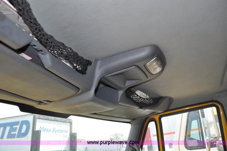 image for item G6459 2004 International DuraStar 4300 box truck