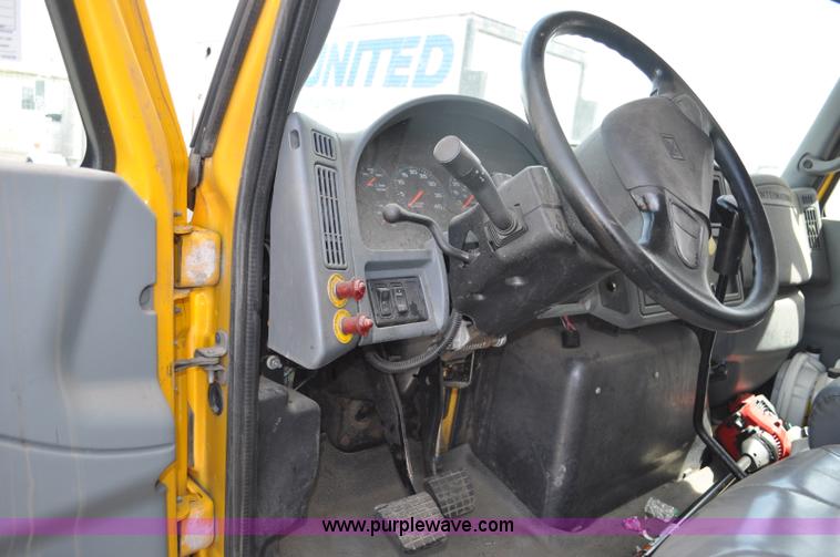 image for item G6459 2004 International DuraStar 4300 box truck