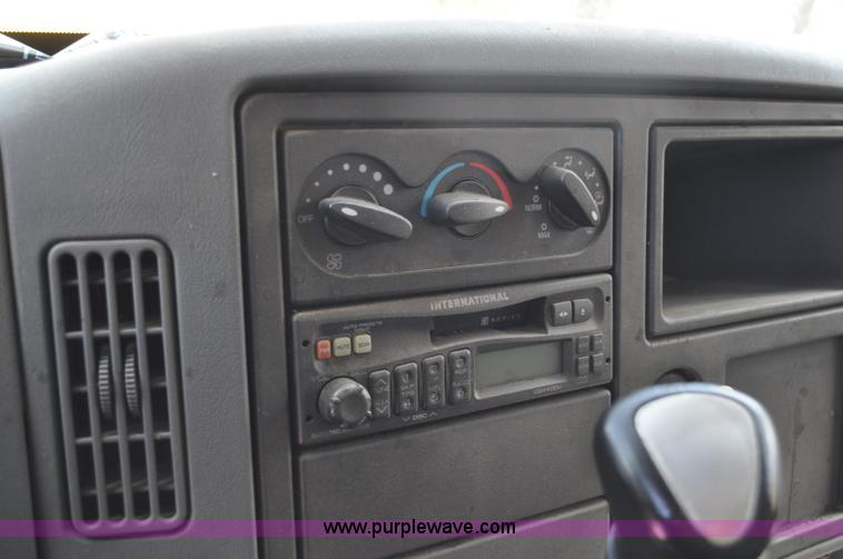 image for item G6459 2004 International DuraStar 4300 box truck