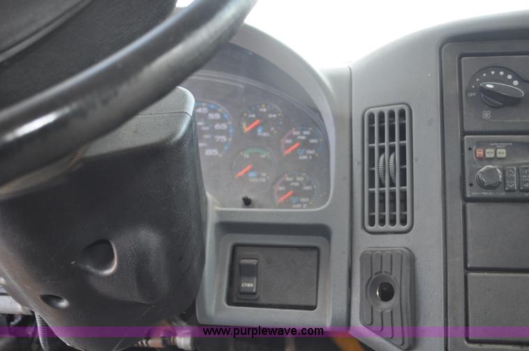 image for item G6459 2004 International DuraStar 4300 box truck