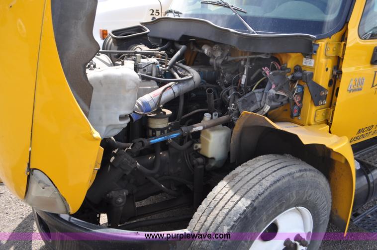 image for item G6459 2004 International DuraStar 4300 box truck