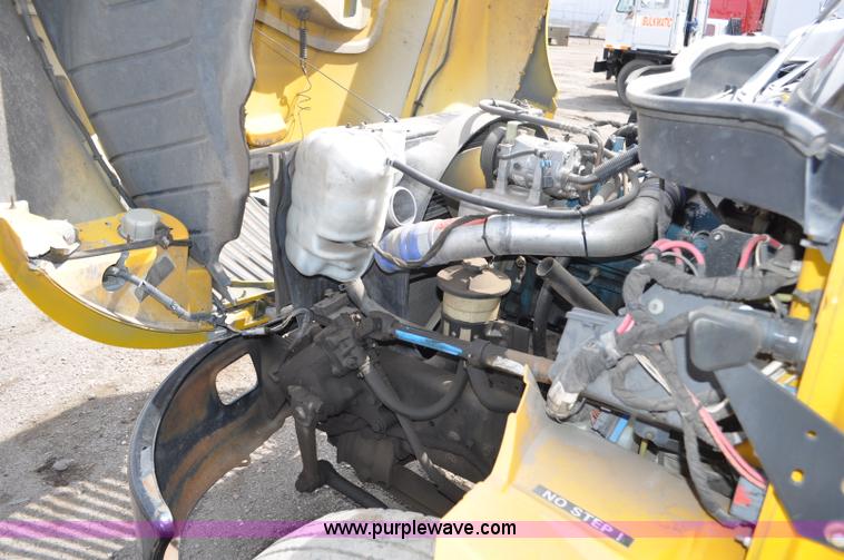 image for item G6459 2004 International DuraStar 4300 box truck