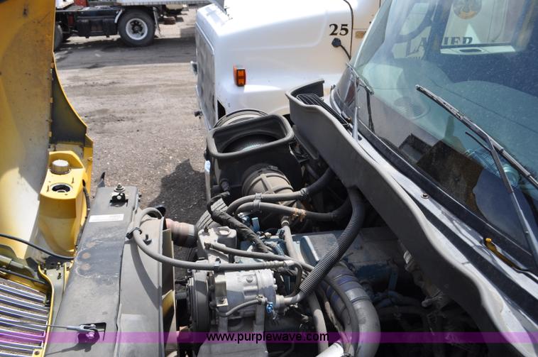 image for item G6459 2004 International DuraStar 4300 box truck