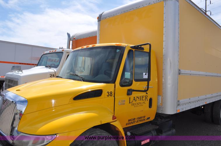 image for item G6459 2004 International DuraStar 4300 box truck