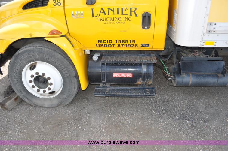 image for item G6459 2004 International DuraStar 4300 box truck