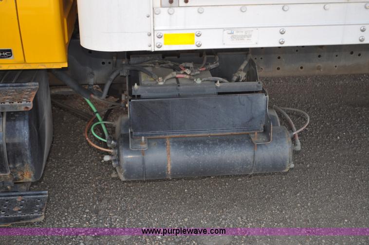 image for item G6459 2004 International DuraStar 4300 box truck