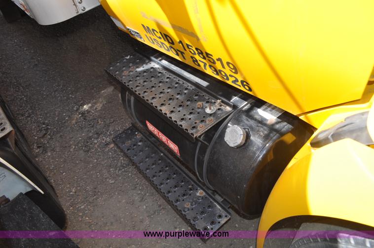 image for item G6459 2004 International DuraStar 4300 box truck